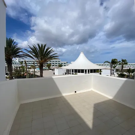 First Floor With Sea View, 公寓